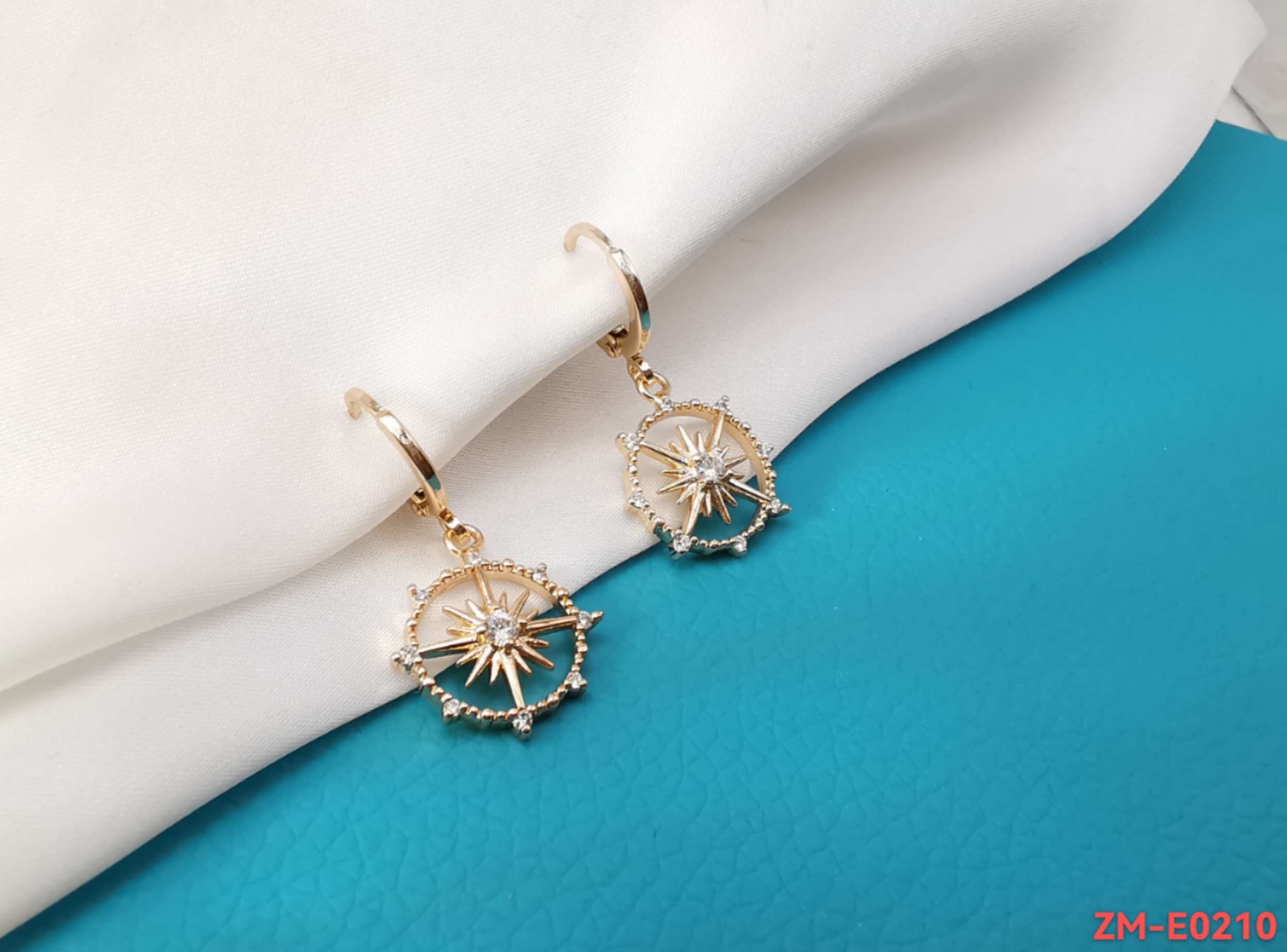 Copper and zircon gold-plated earrings thumbnail