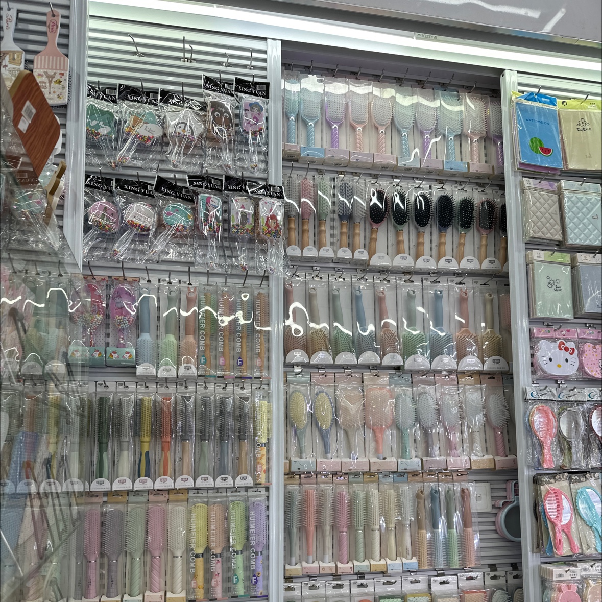 Xinchen combs his mirror describe pic - 4