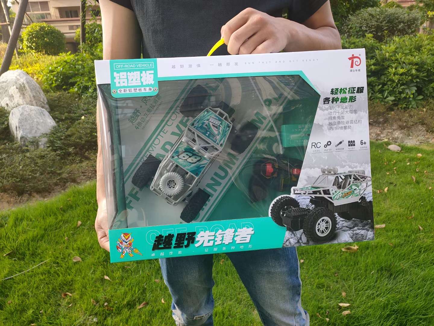 Remote control off-road vehicle, climbing vehicle, remote control toy, children's car model Application Scenario