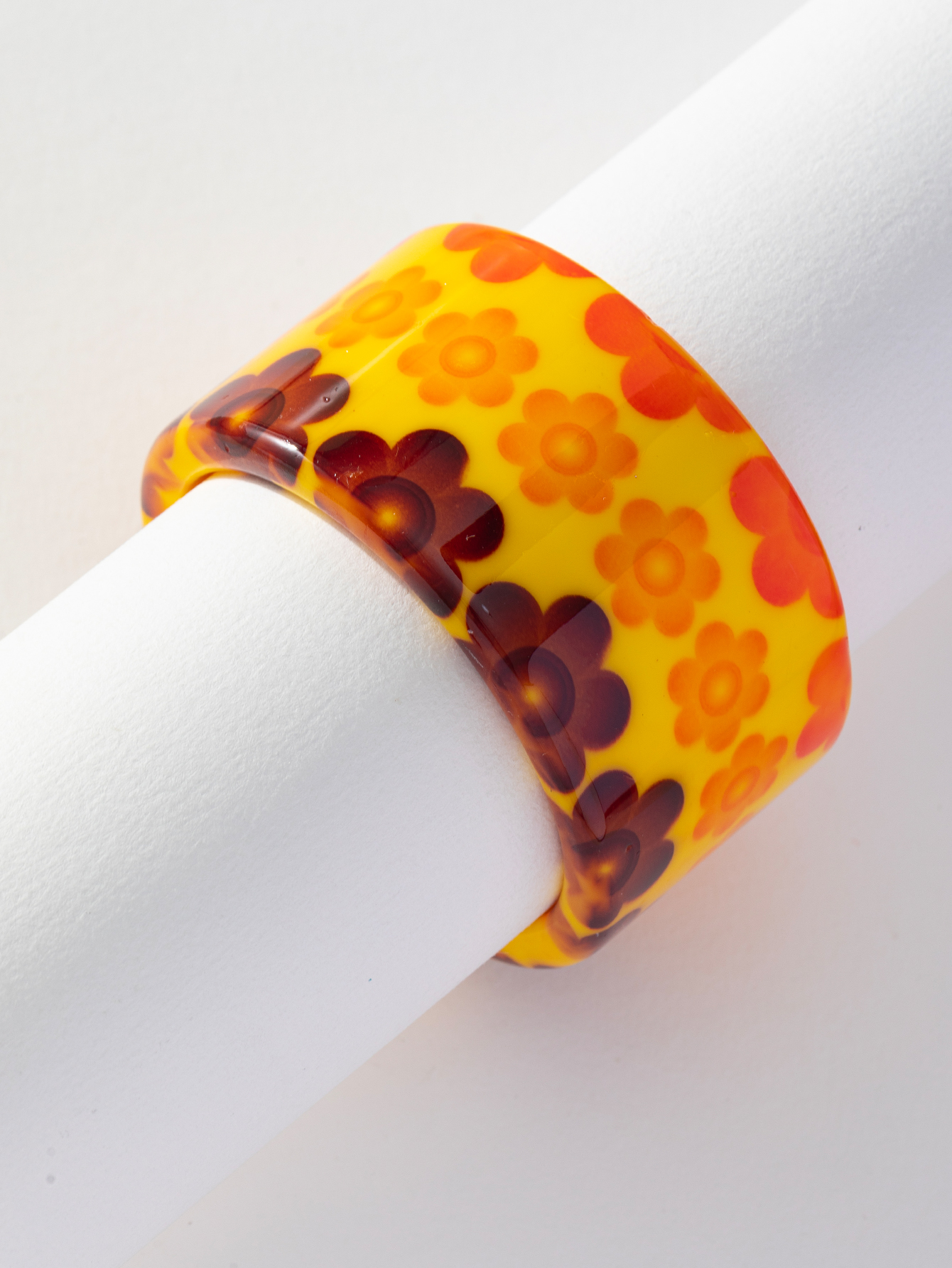 Korean retro artistic and individualistic resin acetate bracelet, feminine charm, the same flower-shaped resin bracelet as an Instagram influencer details Picture