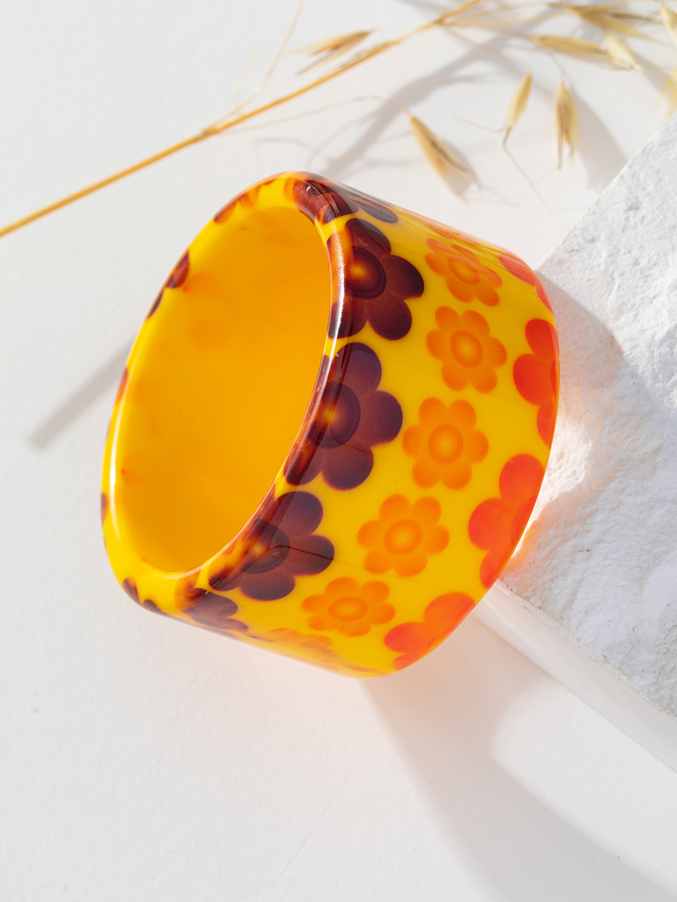 Korean retro artistic and individualistic resin acetate bracelet, feminine charm, the same flower-shaped resin bracelet as an Instagram influencer Specification image