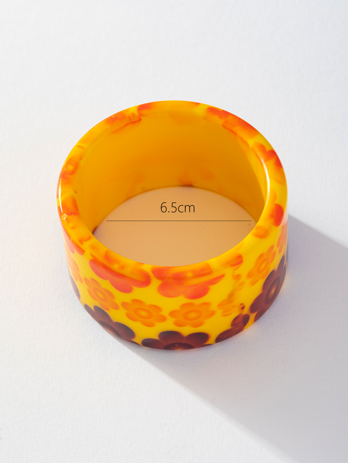 Korean retro artistic and individualistic resin acetate bracelet, feminine charm, the same flower-shaped resin bracelet as an Instagram influencer Application Scenario