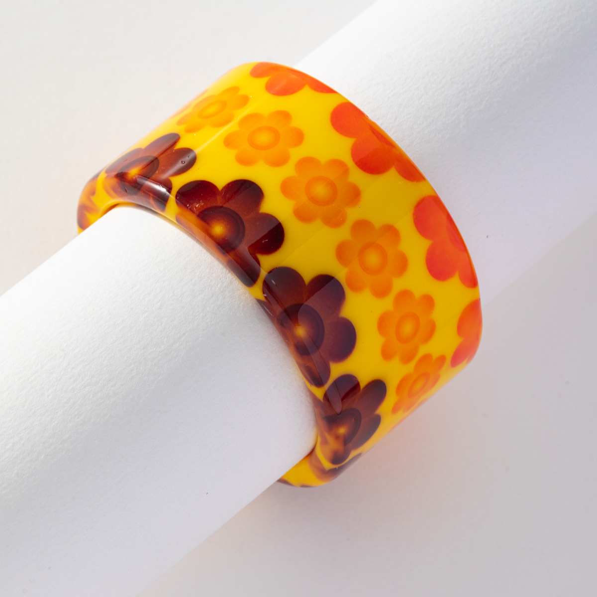 Korean retro artistic and individualistic resin acetate bracelet, feminine charm, the same flower-shaped resin bracelet as an Instagram influencer