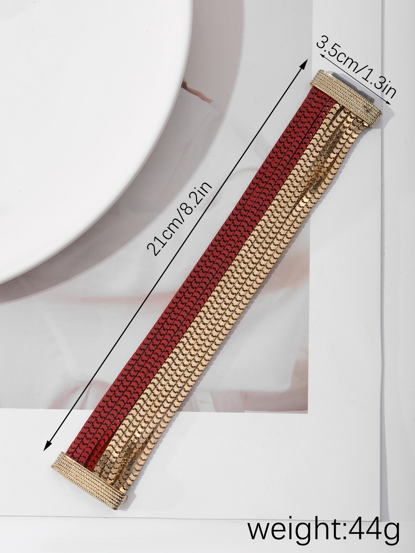 The new alloy bracelet is a fashionable street style in Europe and America. It has an elegant and exquisite metallic texture and is a versatile women's accessory