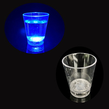 LED发光入水亮感应小杯 闪光感应小杯 发光杯子 酒吧发光用品