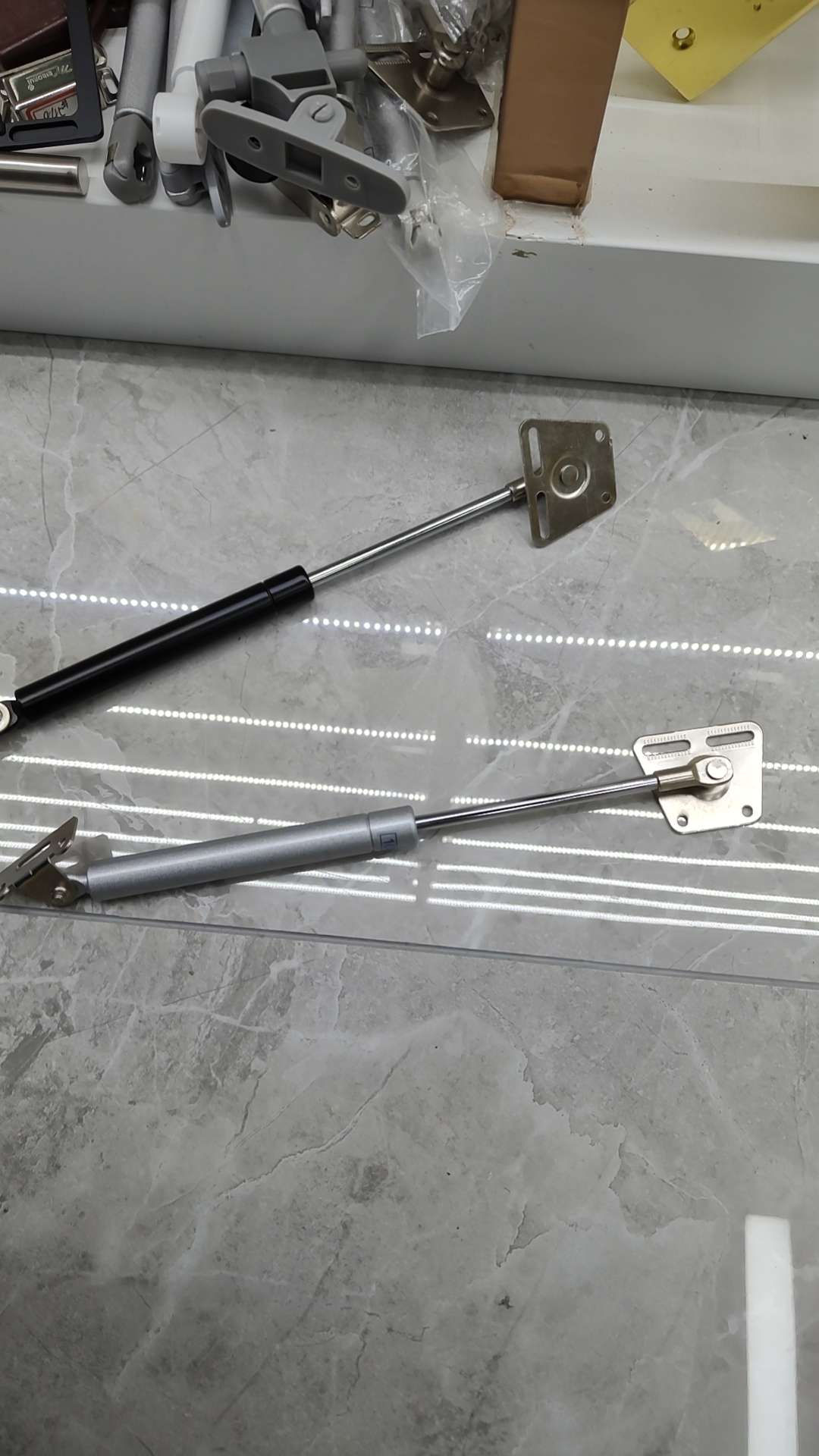 Varios gabinetes gas brace details Picture