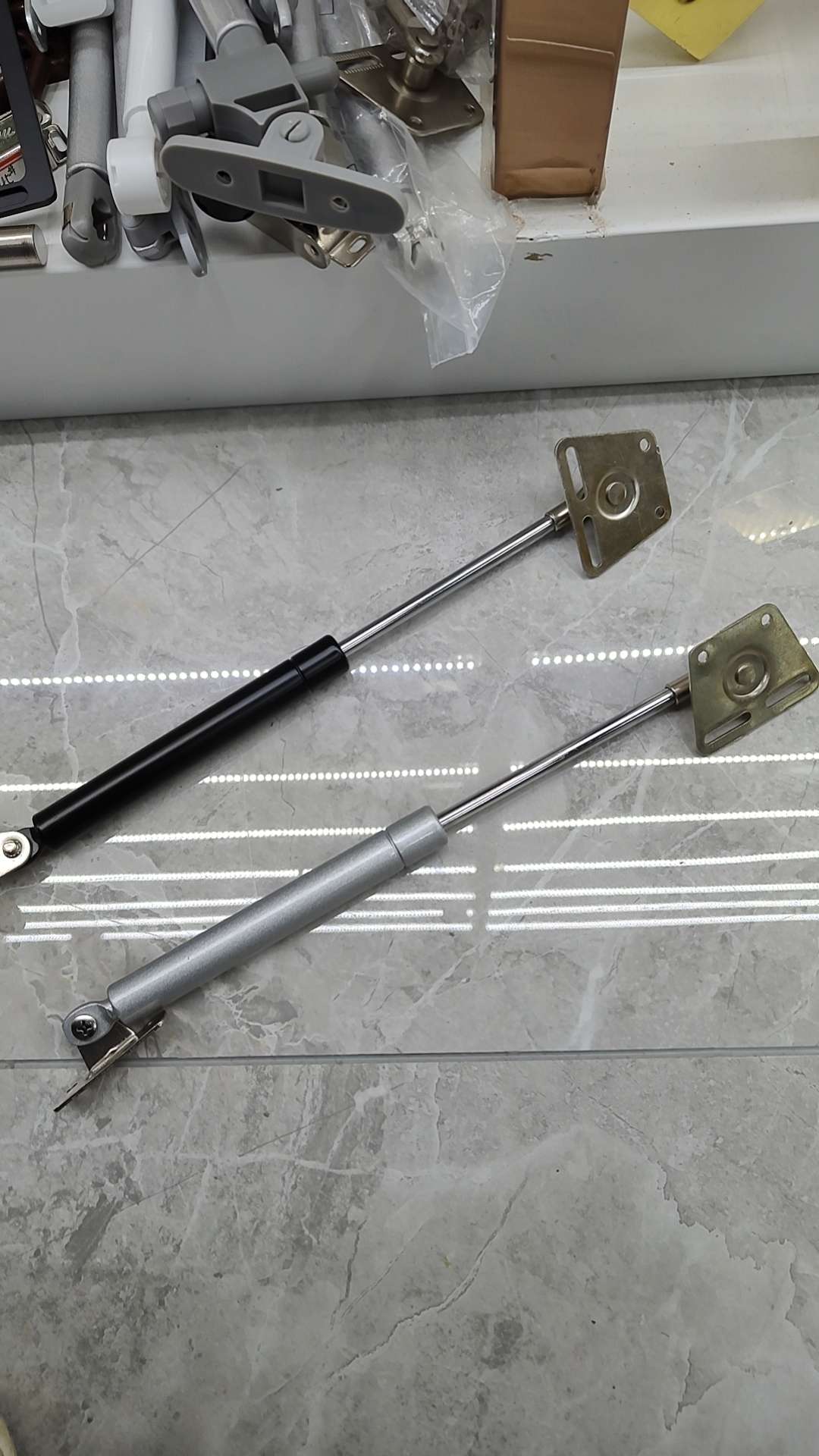 Varios gabinetes gas brace
