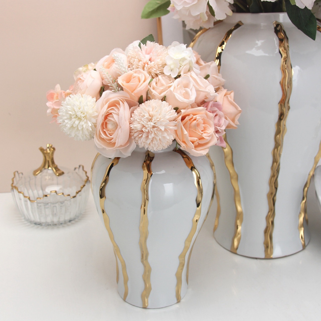 European-style ceramic striped jars, vases, flower vases, decorative items, light luxury electroplated gold edge, wedding hotel TV cabinet ornaments and handicrafts details Picture
