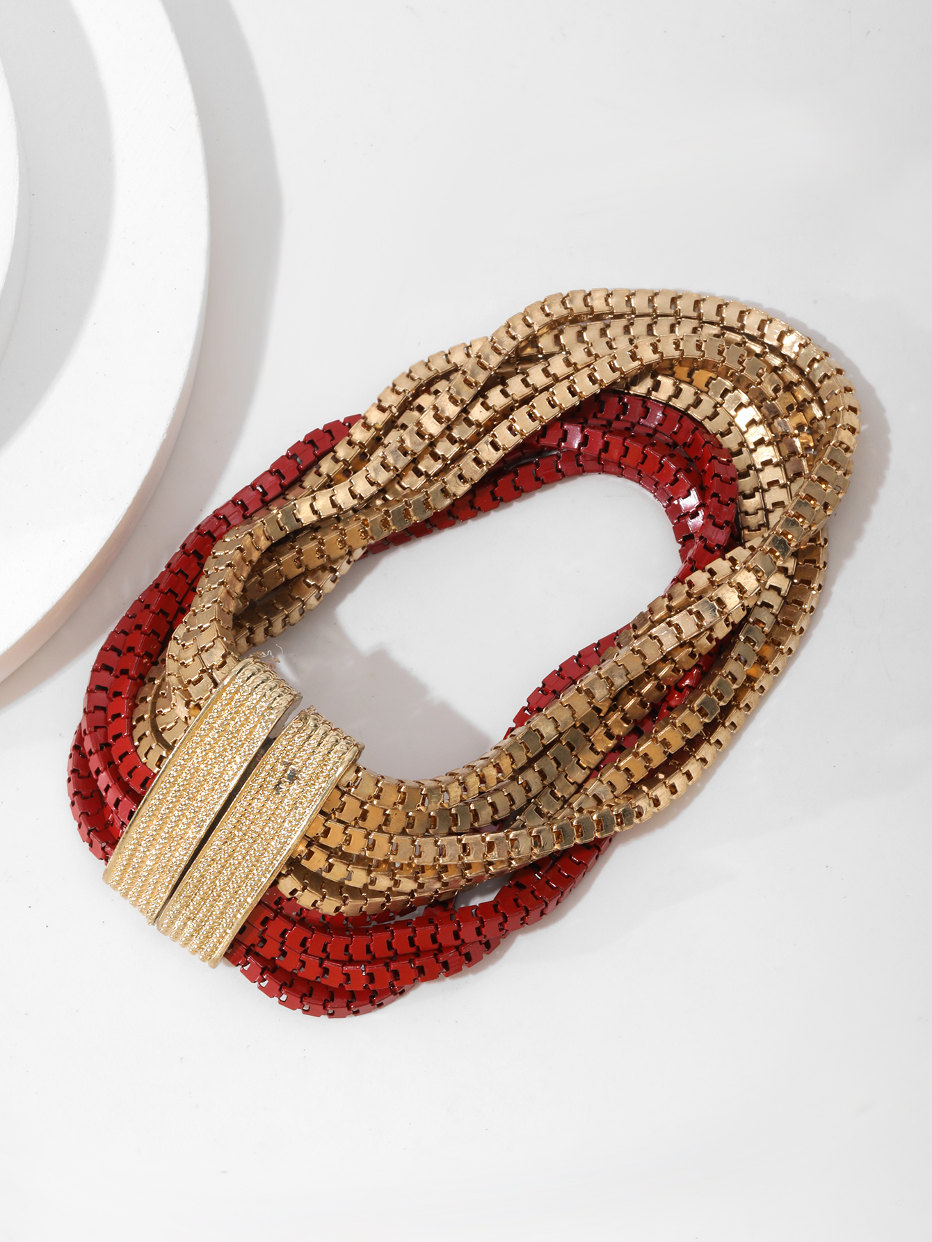 The new alloy bracelet is a fashionable street style in Europe and America. It has an elegant and exquisite metallic texture and is a versatile women's accessory Specification image