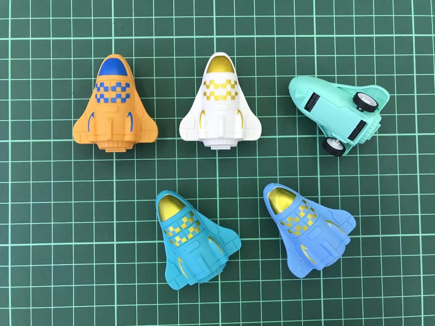 Children's toys, Katons, planes, rebound cars, kindergarten activity gifts, promotional items, mini toys, and fun gashapon toys