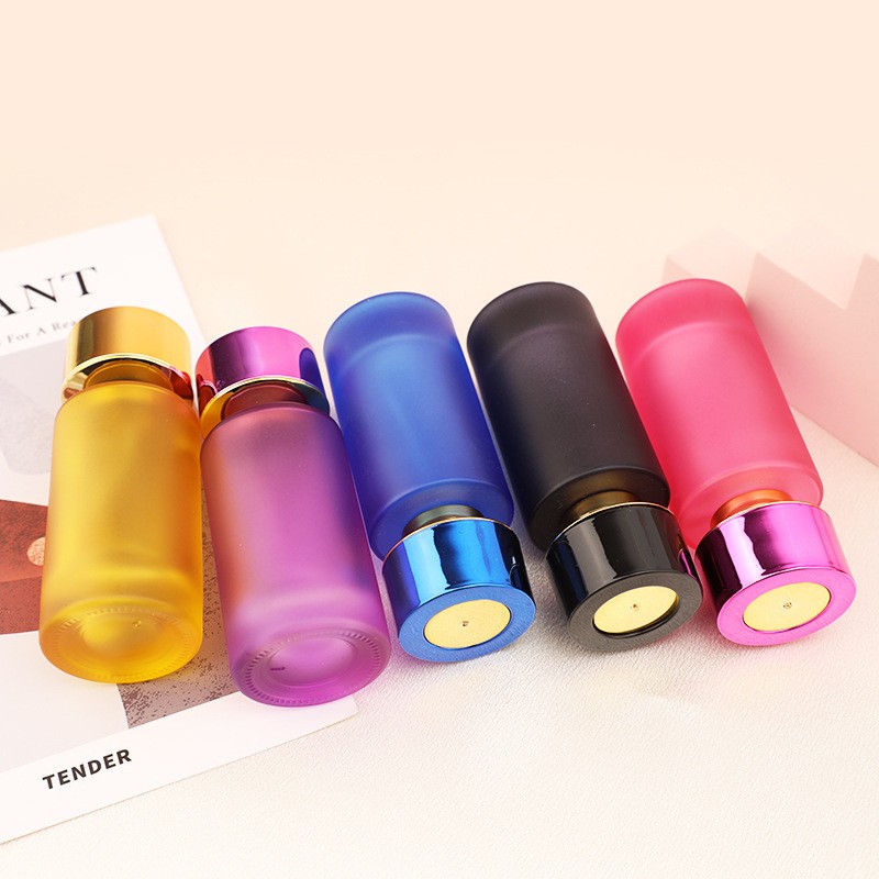 The manufacturer's best-selling perfume bottle is a spray-painted glass bottle with a thick and frosted round body, which is convenient to carry and can be reused Application Scenario