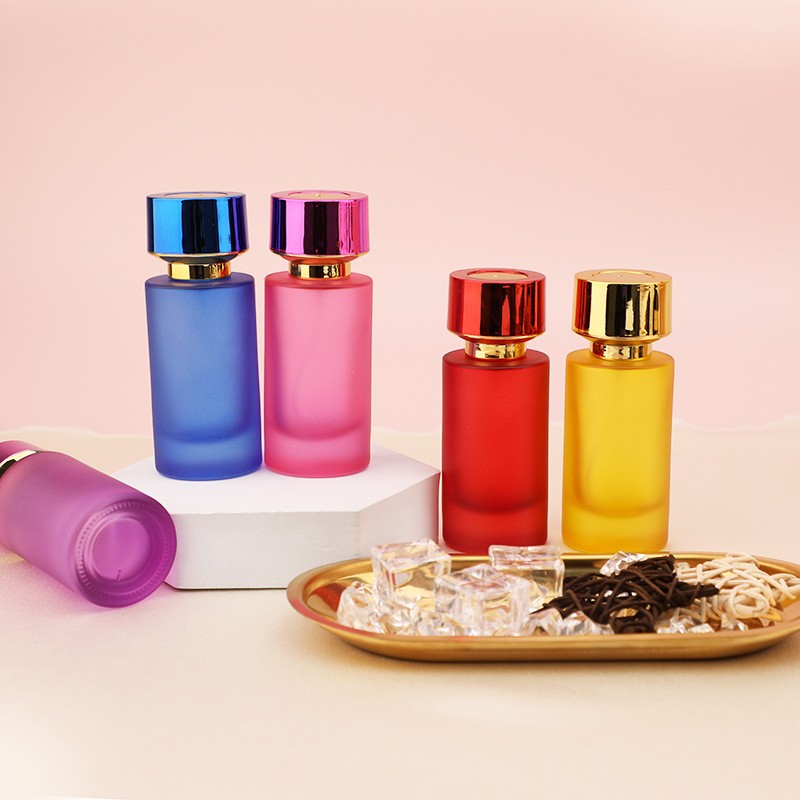The manufacturer's best-selling perfume bottle is a spray-painted glass bottle with a thick and frosted round body, which is convenient to carry and can be reused details Picture