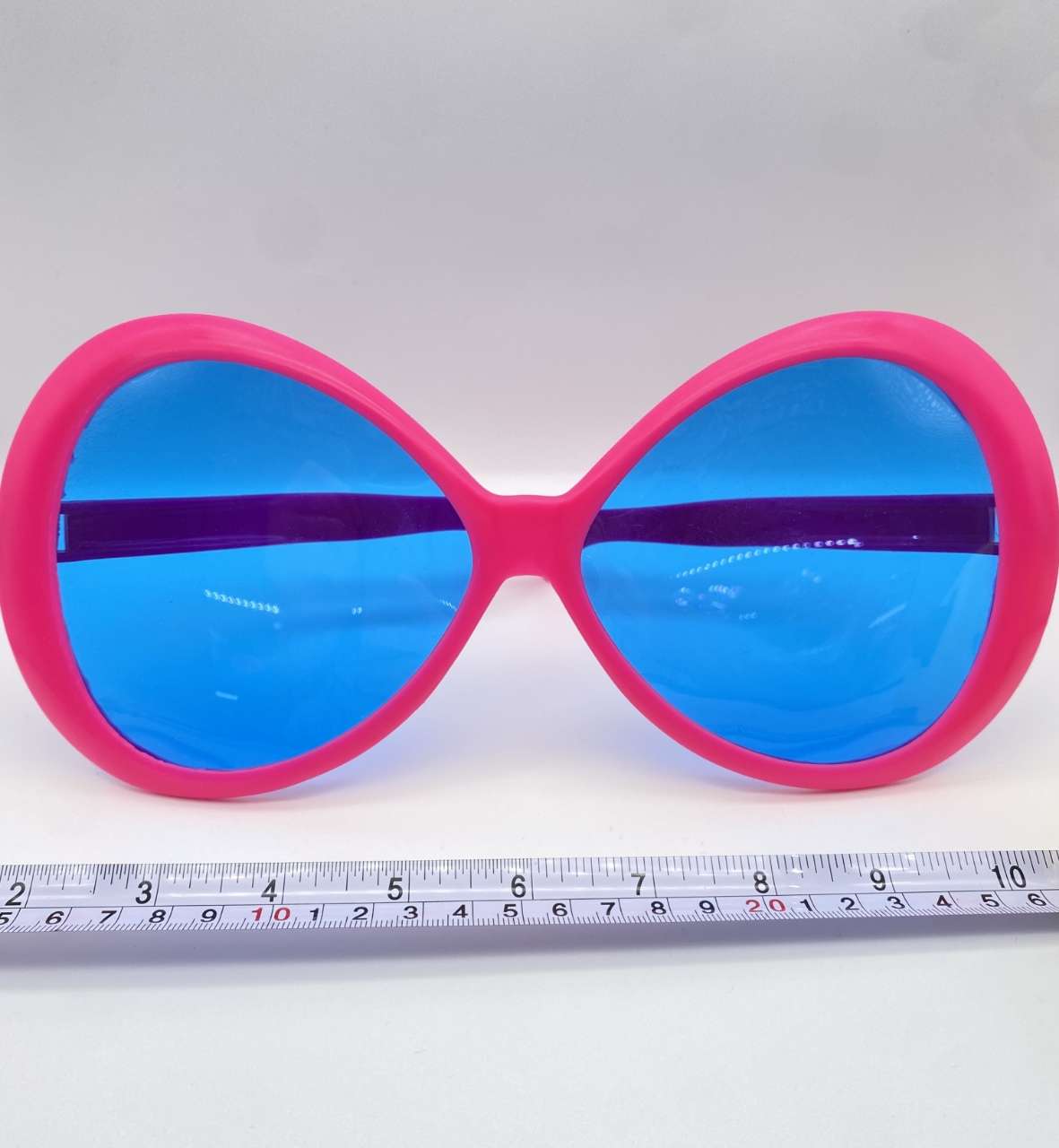 The colors of the party glasses are mixed detail image 2