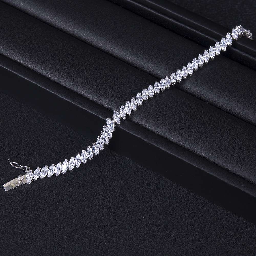 European-style simple heavy industry zircon small water drop sparkling diamond, elegant diamond-encrusted full diamond, light luxury and niche water drop buckle bracelet detail image 4