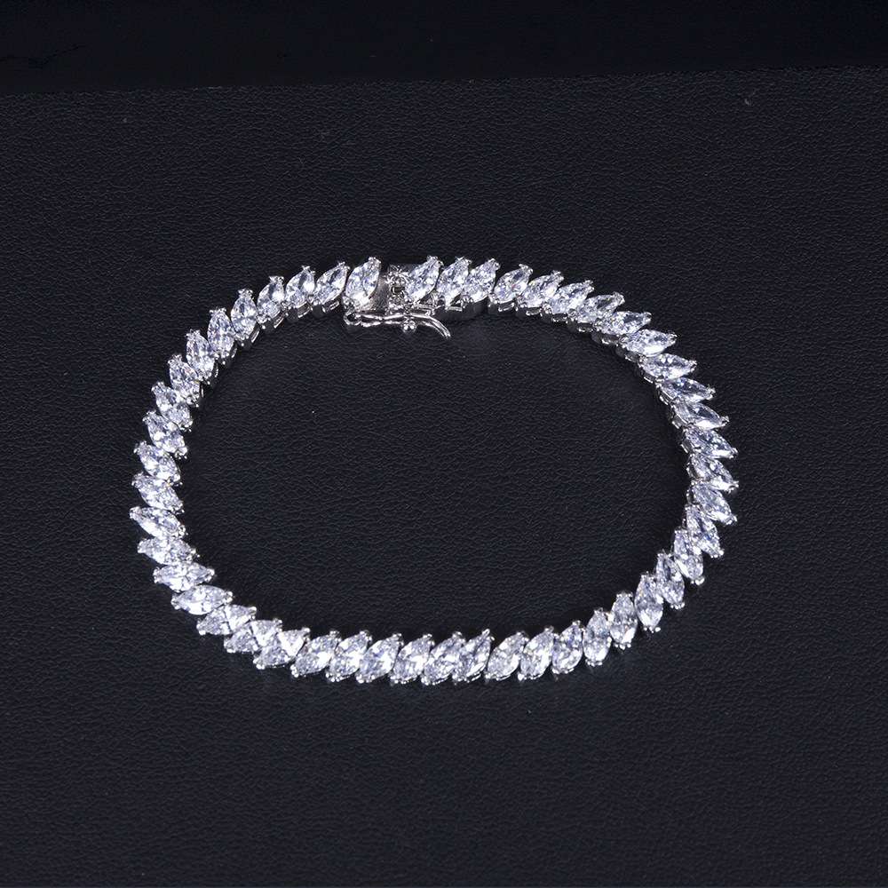 European-style simple heavy industry zircon small water drop sparkling diamond, elegant diamond-encrusted full diamond, light luxury and niche water drop buckle bracelet detail image 3