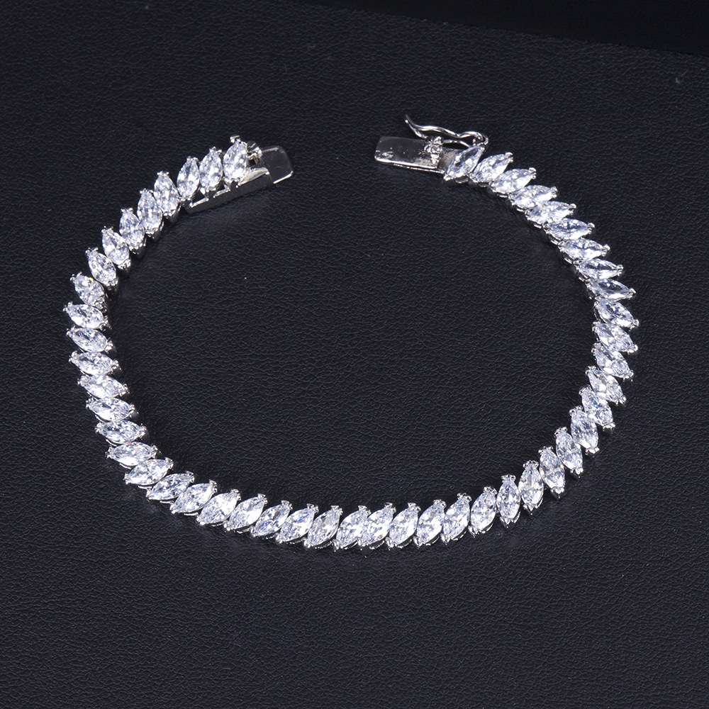 European-style simple heavy industry zircon small water drop sparkling diamond, elegant diamond-encrusted full diamond, light luxury and niche water drop buckle bracelet Item Picture