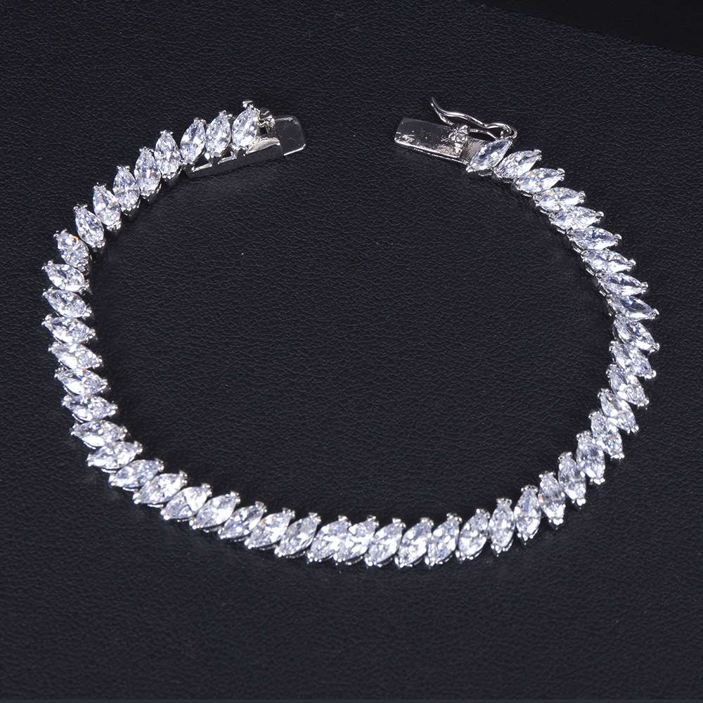 European-style simple heavy industry zircon small water drop sparkling diamond, elegant diamond-encrusted full diamond, light luxury and niche water drop buckle bracelet detail image 6