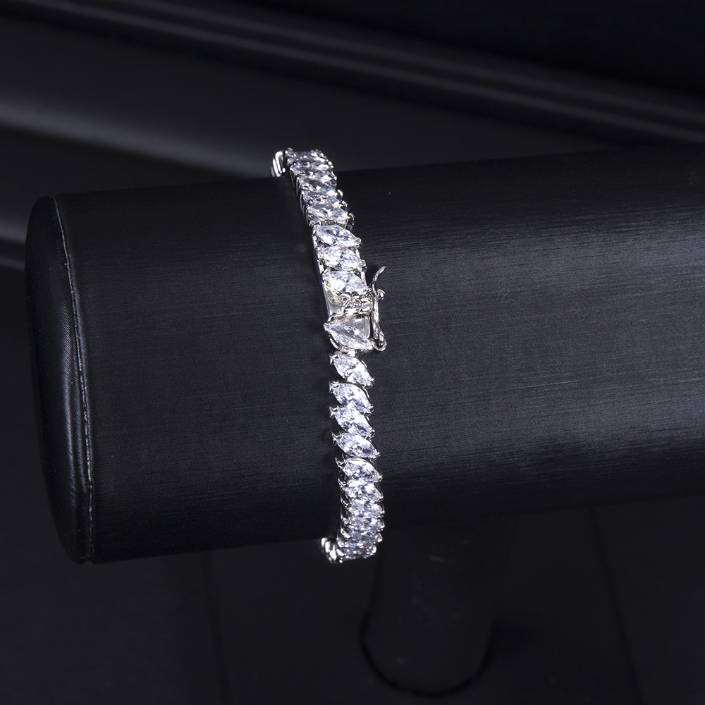 European-style simple heavy industry zircon small water drop sparkling diamond, elegant diamond-encrusted full diamond, light luxury and niche water drop buckle bracelet details Picture