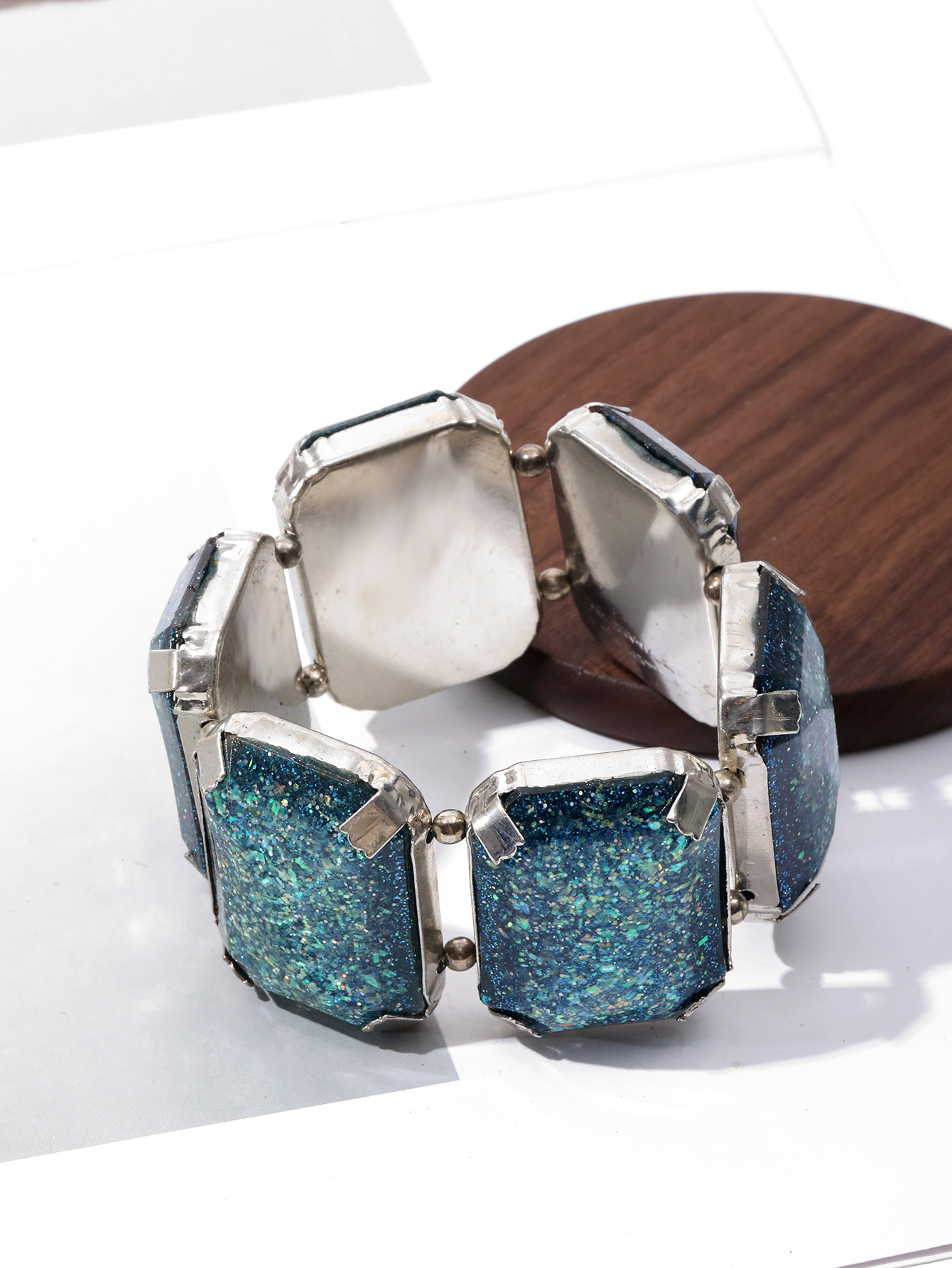 A simple, elegant and versatile blue square bracelet accessory featuring European and American fashion creativity Specification image