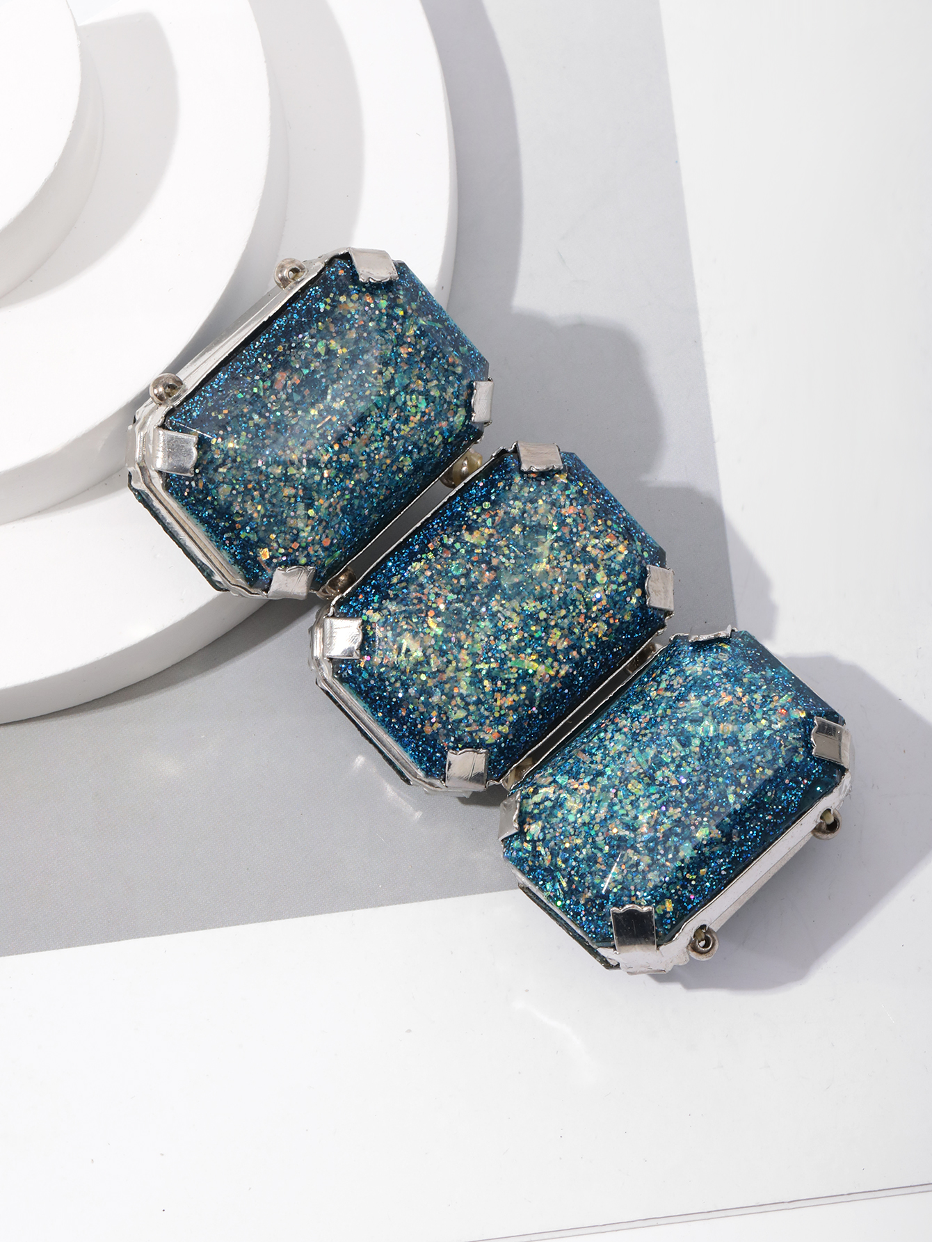 A simple, elegant and versatile blue square bracelet accessory featuring European and American fashion creativity