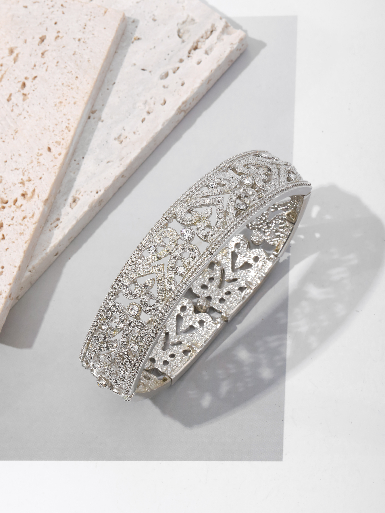 A new retro and unique open bracelet with a fashionable, niche and exquisite design sense