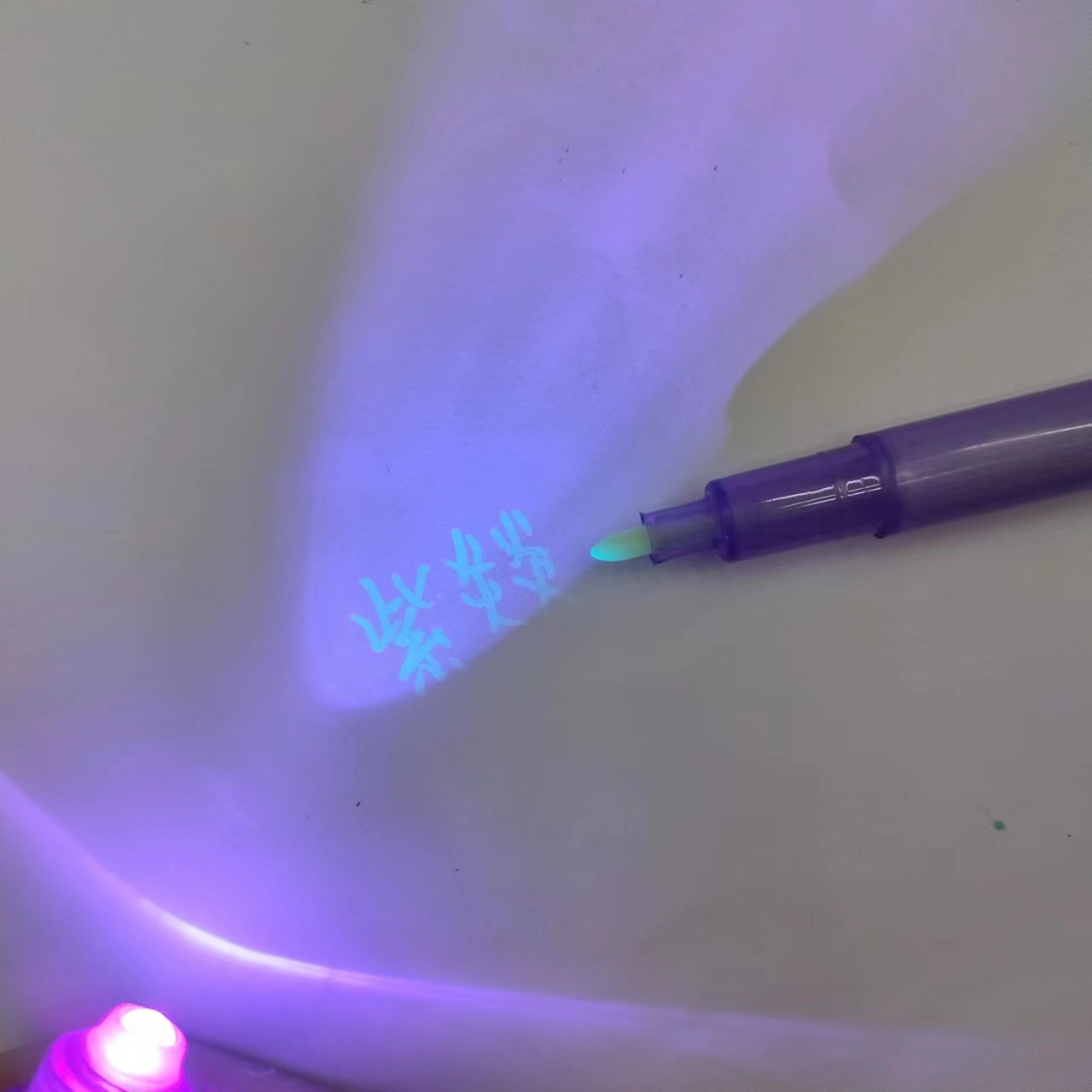Illuminated invisible pen display box, colorless fluorescent marker pen, ultraviolet display marker pen, dark mark pen, secret writing pen Application Scenario