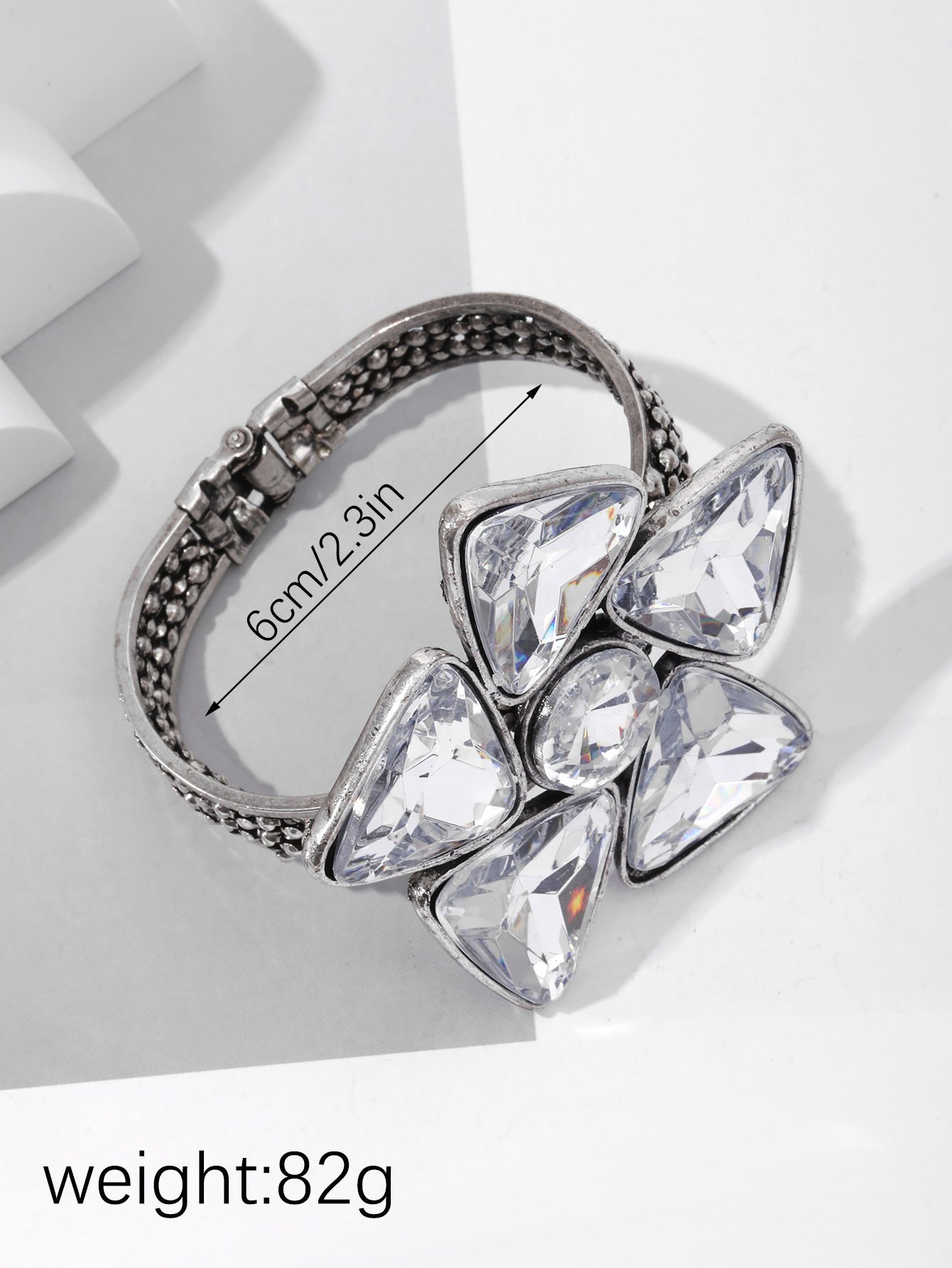 The new European and American fashion high-end inlaid hollowed-out bracelet features a light luxury and niche design, making it a versatile wristband