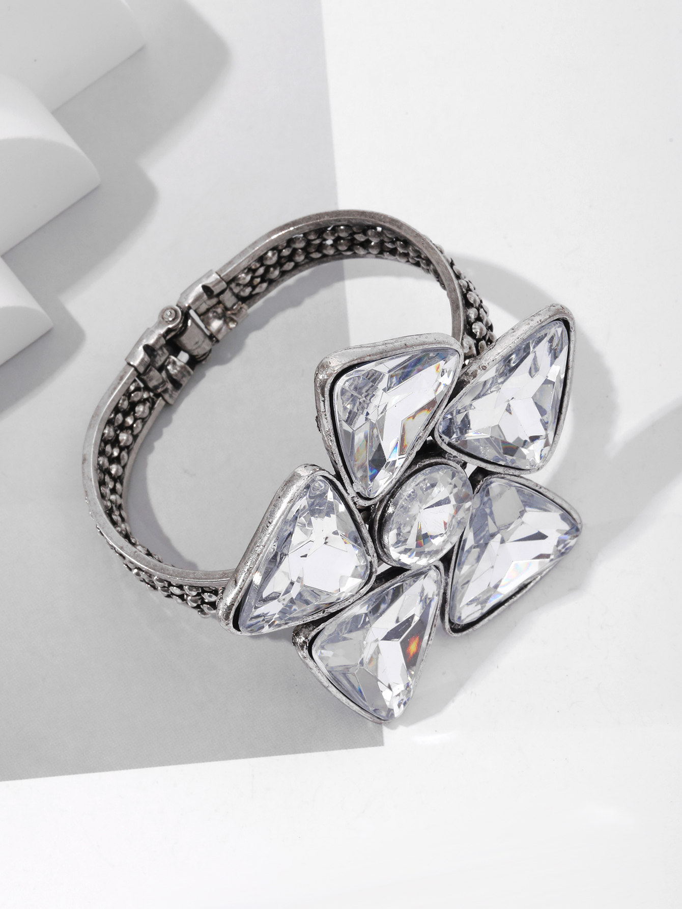 The new European and American fashion high-end inlaid hollowed-out bracelet features a light luxury and niche design, making it a versatile wristband details Picture