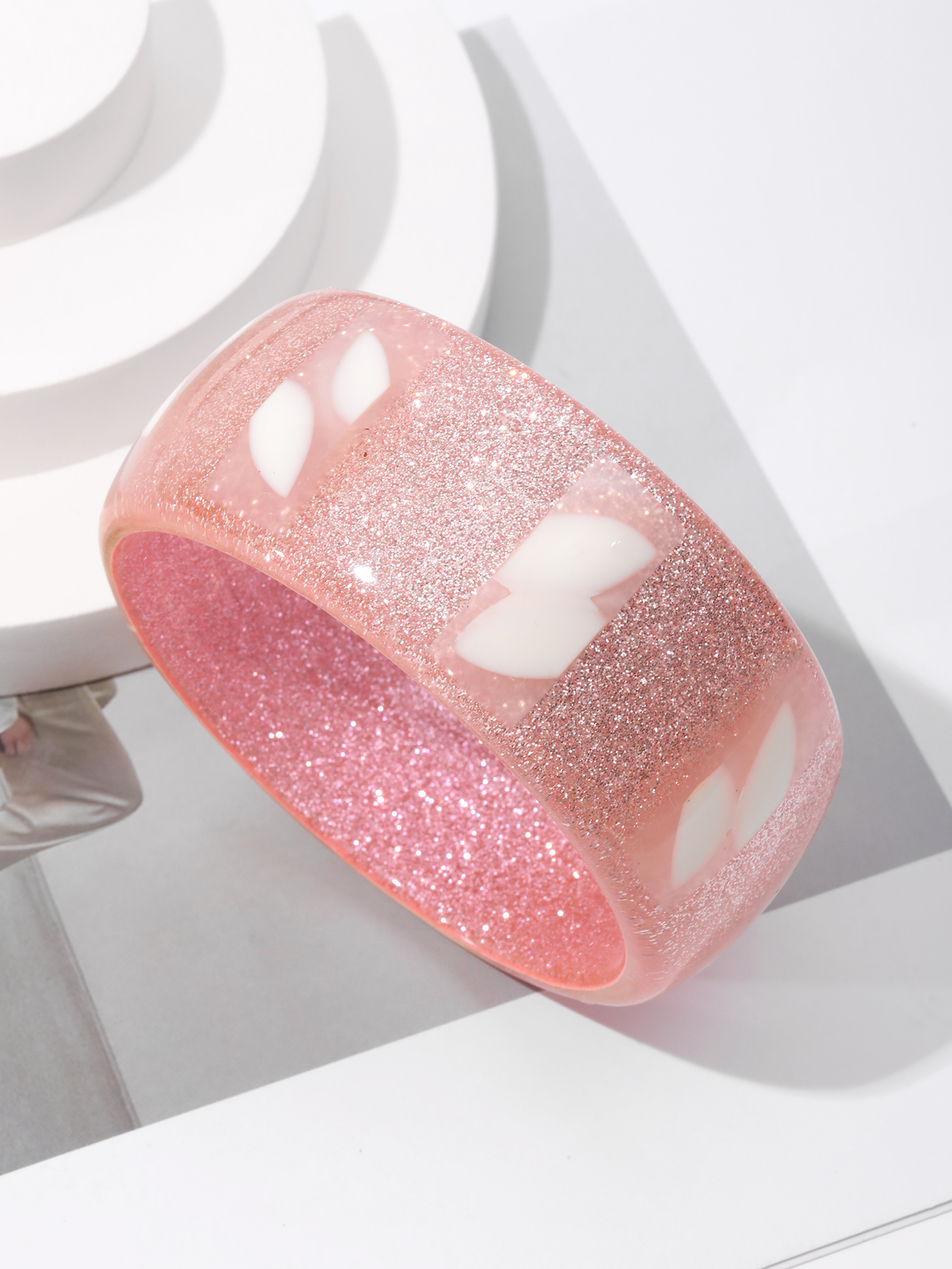 Cross-border European and American fashion resin pink bracelets, wristbands and jewelry for women, high-end jewelry and accessories Specification image