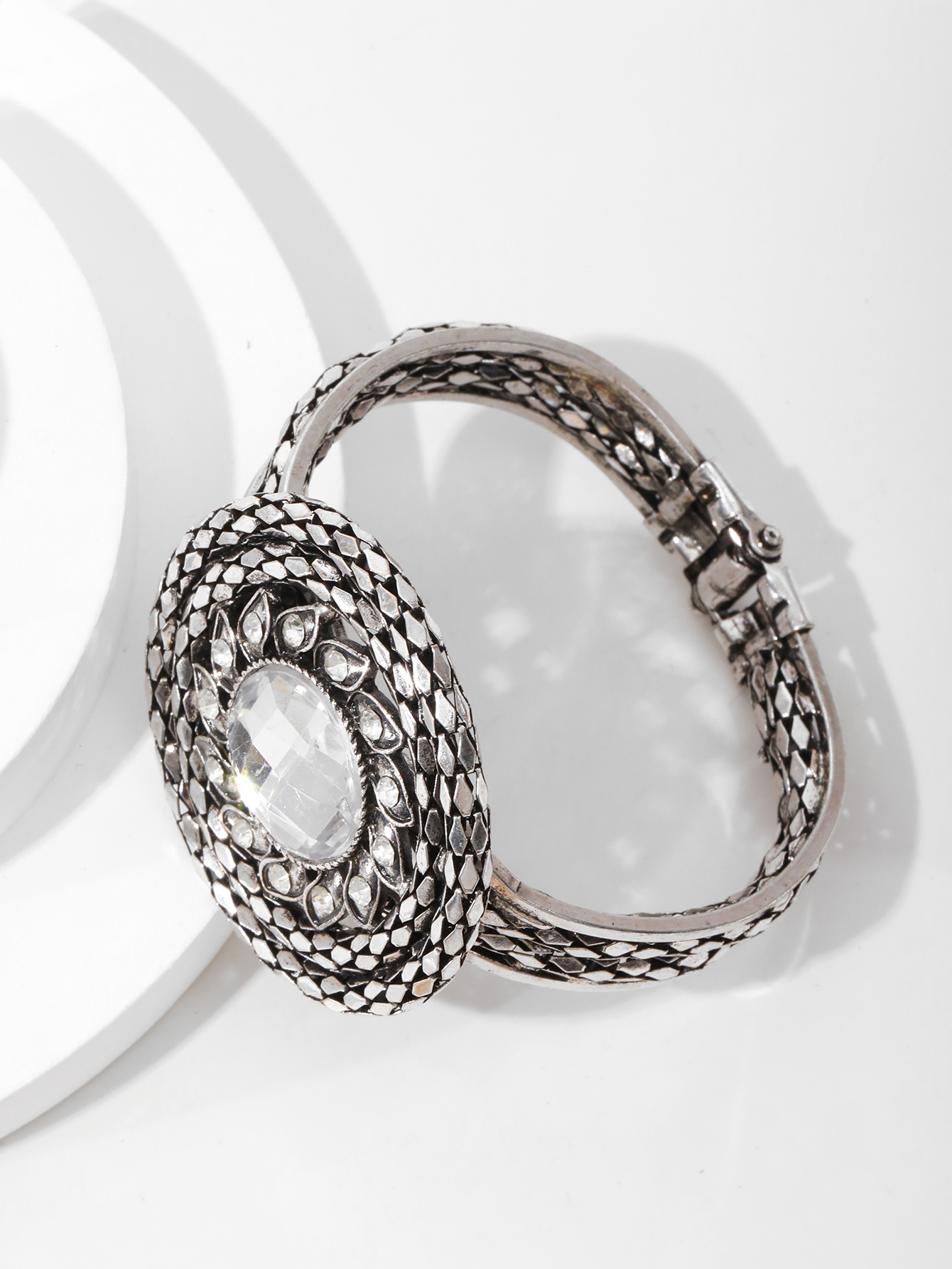 The new European and American fashion high-end full diamond sunflower bracelet features a light luxury and niche design, making it a versatile wristband details Picture