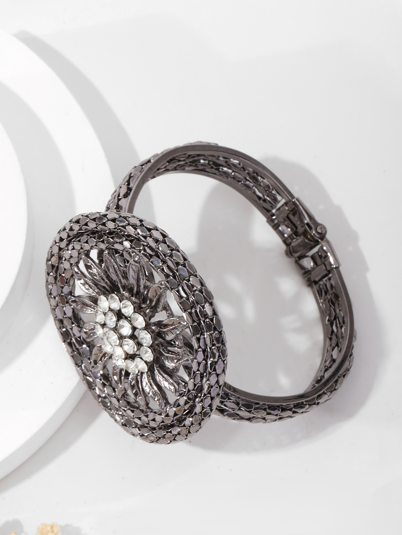 The new European and American fashion high-end full diamond sunflower bracelet features a light luxury and niche design, making it a versatile wristband details Picture