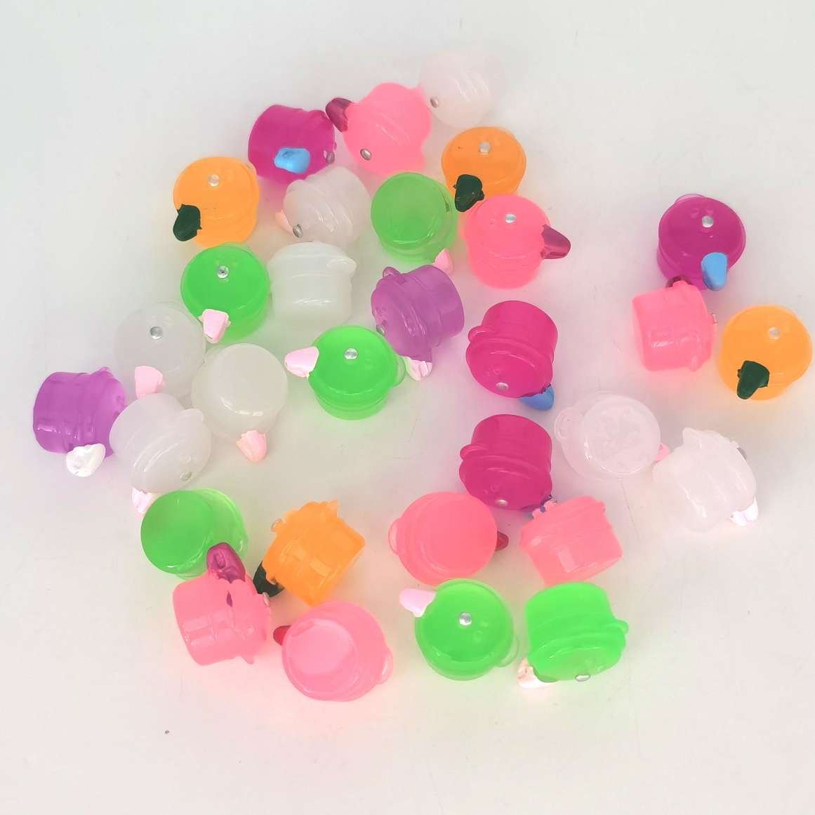 Small bottles, wine bottles, resin accessories, pendants, convenience stores, supermarkets, simulation toys, food toys, pressure cookers, steamers, mixed packaging, house playing, sticker fun, diy cookware, miniature toys. One package contains 500 pieces