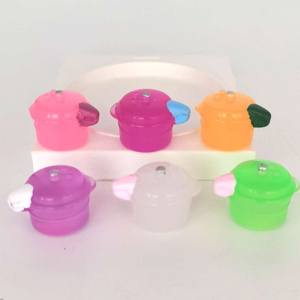 Small bottles, wine bottles, resin accessories, pendants, convenience stores, supermarkets, simulation toys, food toys, pressure cookers, steamers, mixed packaging, house playing, sticker fun, diy cookware, miniature toys. One package contains 500 pieces Item Picture