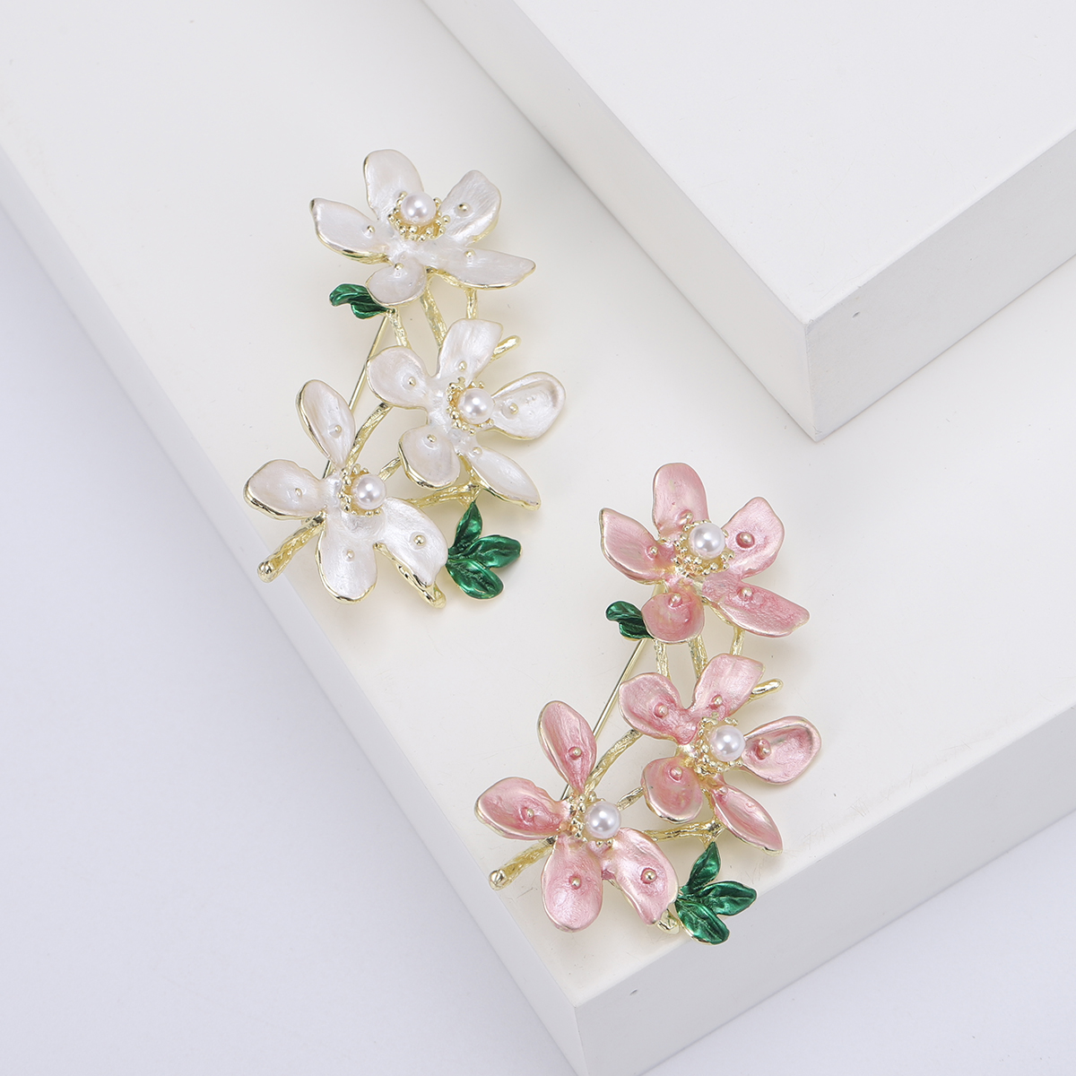 Korean version of fresh enamel oil peach brooch alloy flower ins wind jewelry temperament brooch Dress pin Korean version of delicate enamel oil peach brooch women temperament elegant cheongsam dress pin accessories manufacturers wholesale