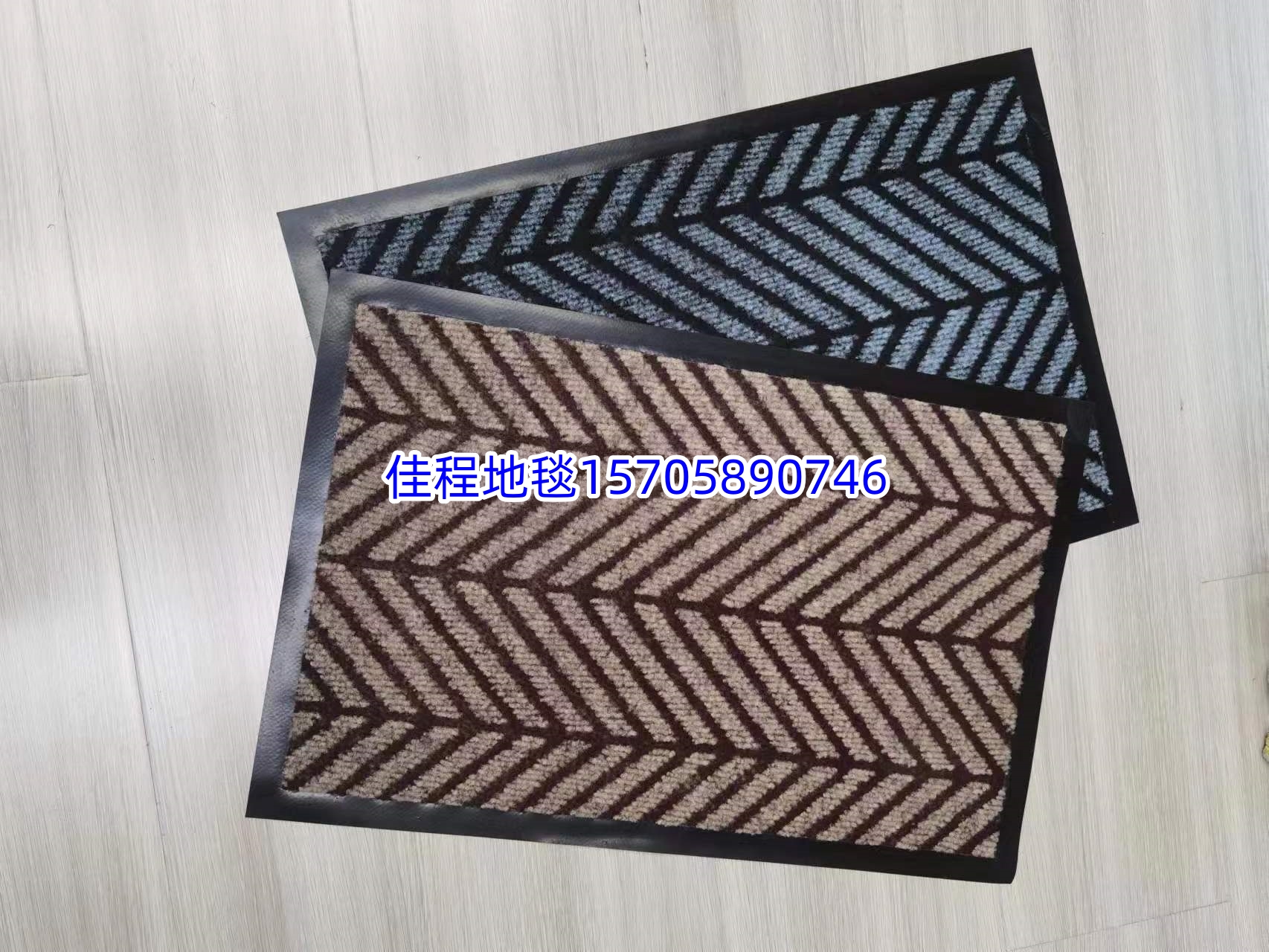 PVC base polypropylene anti-slip mat, foot mat, door mat, water-absorbing anti-slip mat, floor mat, carpet, export mat, polyester floor mat. The size is 38*58CM. It is packed in regular 3 color woven bags full figure