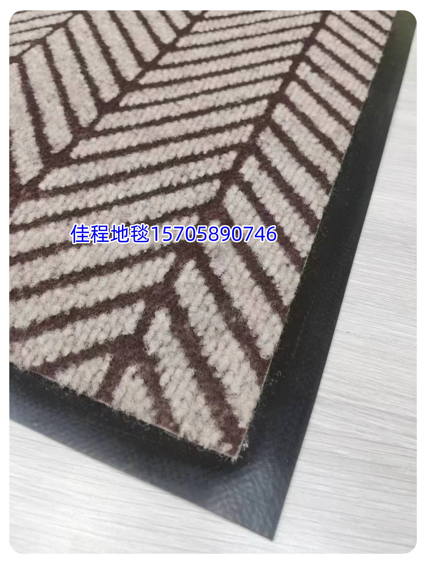 PVC base polypropylene anti-slip mat, foot mat, door mat, water-absorbing anti-slip mat, floor mat, carpet, export mat, polyester floor mat. The size is 38*58CM. It is packed in regular 3 color woven bags Application Scenario