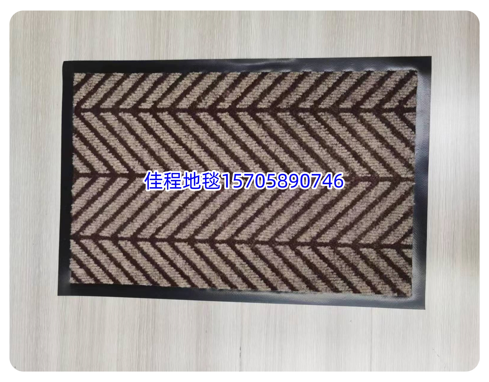 PVC base polypropylene anti-slip mat, foot mat, door mat, water-absorbing anti-slip mat, floor mat, carpet, export mat, polyester floor mat. The size is 38*58CM. It is packed in regular 3 color woven bags Item Picture
