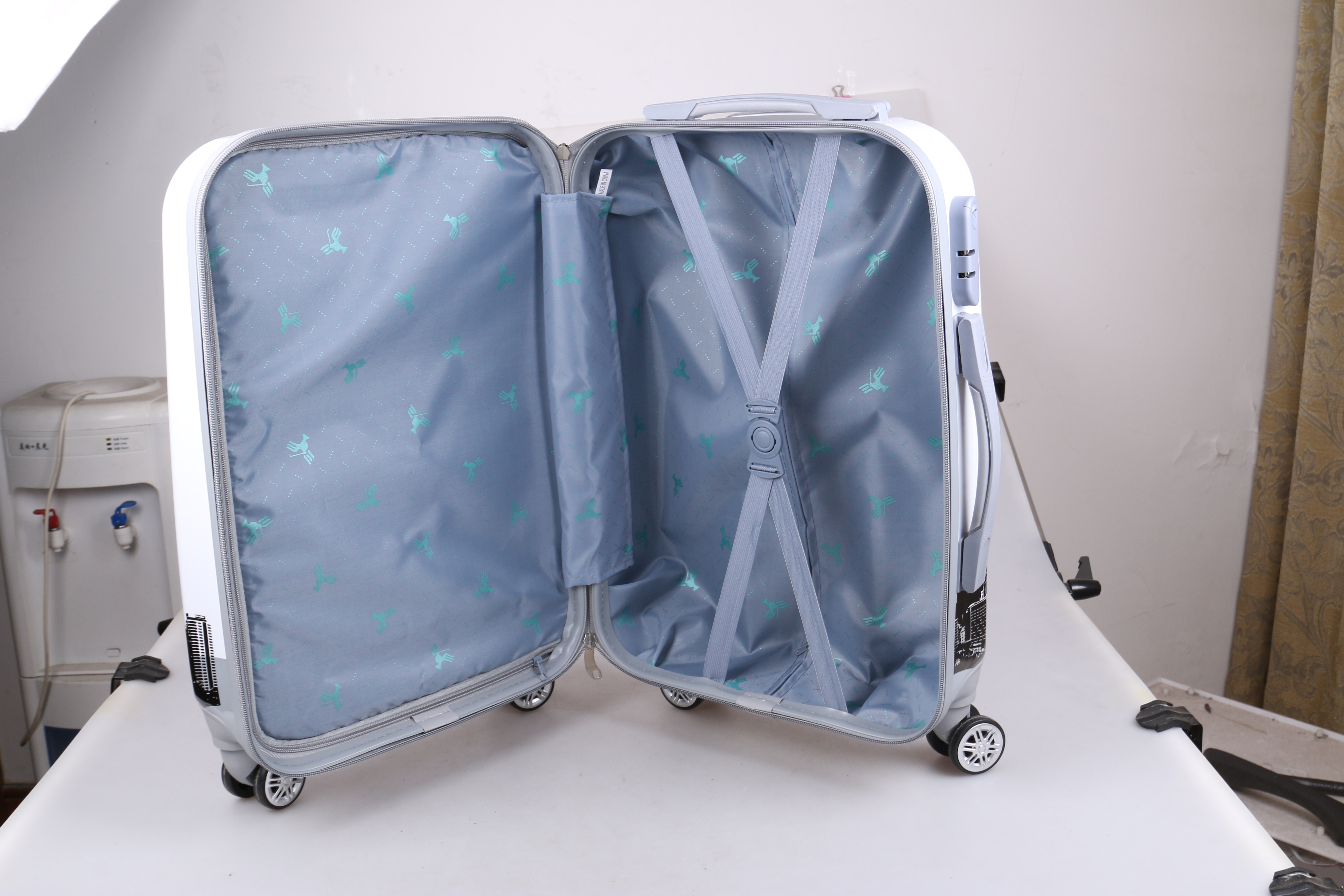 高品质/轻便携带/行李箱/登机箱/男女旅行/三件套/拉杆箱白底实物图
