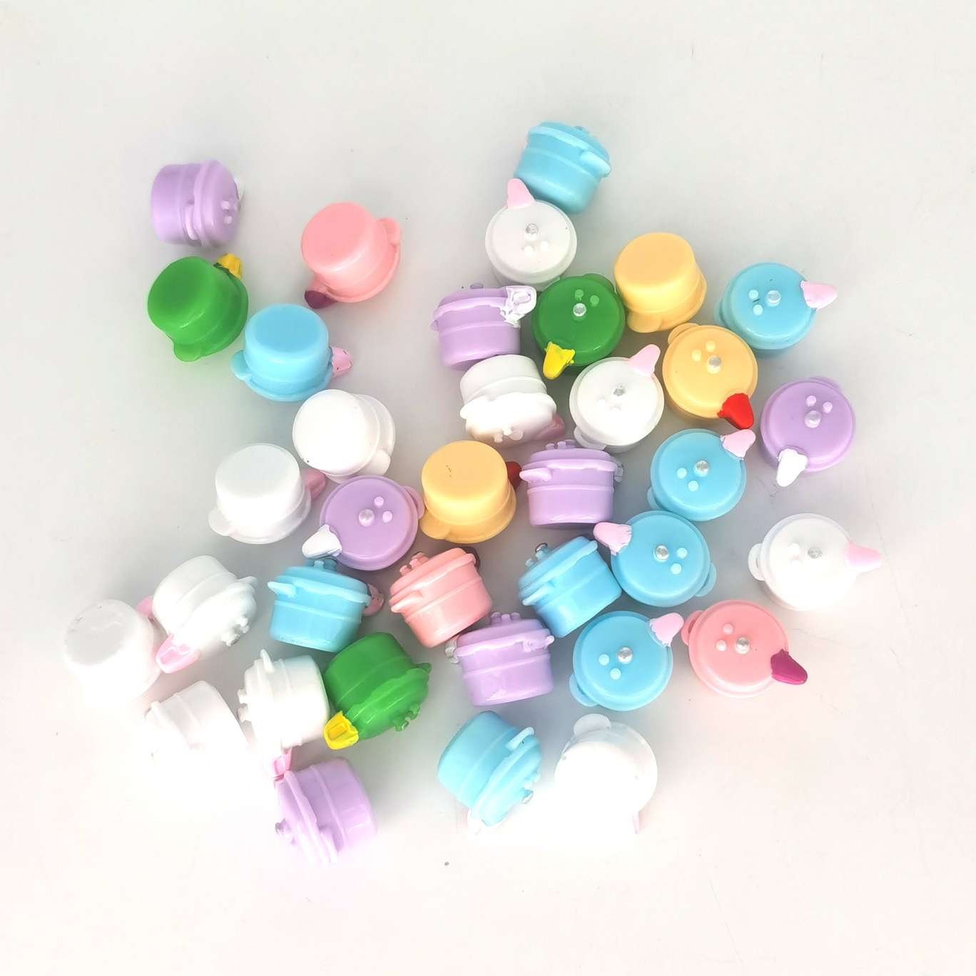 Small bottles, wine bottles, resin accessories, pendants, convenience stores, supermarkets, simulation toys, food toys, pressure cookers, steamers, mixed packaging, house playing, sticker fun, diy cookware, miniature toys. One package contains 500 pieces details Picture