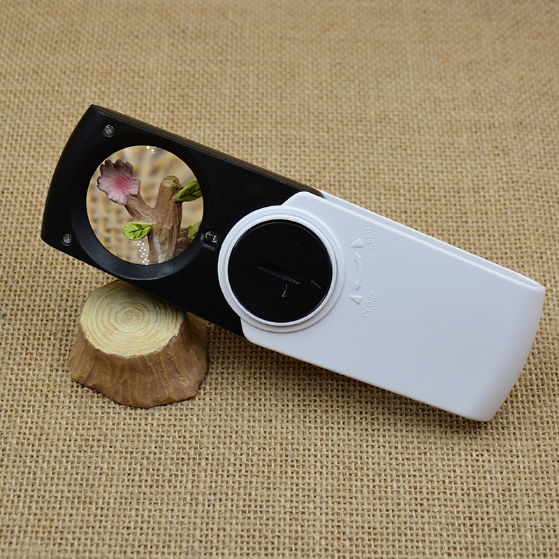 Mobile phone model folding rotating magnifying glass Reading magnifying glass with light 518B Application Scenario