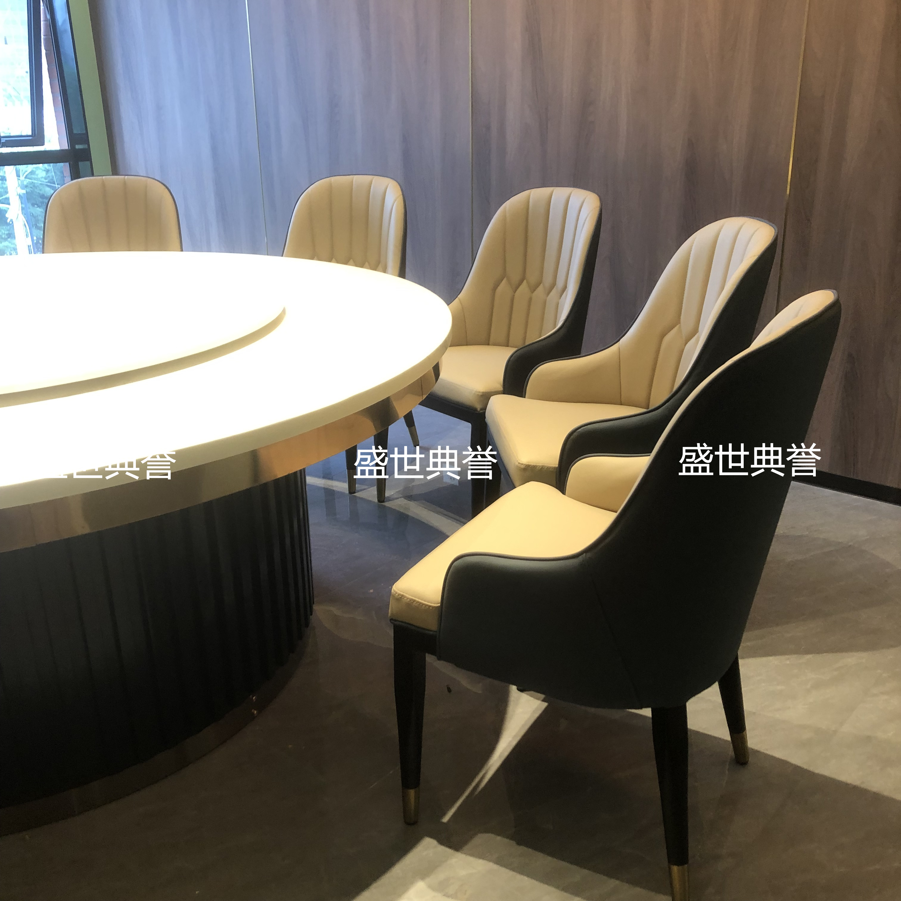 上海明档餐厅现代轻奢餐桌椅海鲜酒店包厢菠萝椅美式西餐厅金属椅