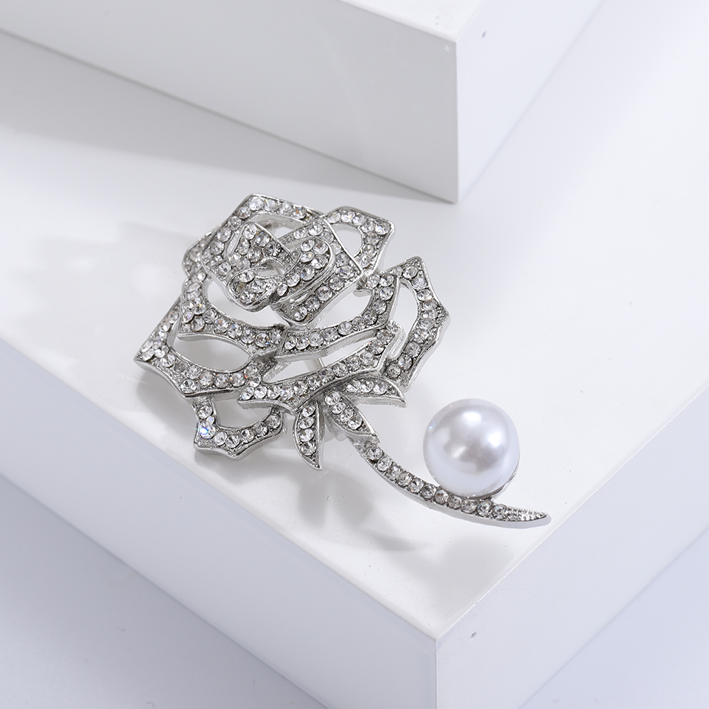 Chanel style luxurious and elegant rose brooch, pearl accessories, high-end shawl buckle, Japanese and Korean flower brooch, women's water diamond rose brooch, high-end women's design sense, niche coat brooch, elegant suit sweater, brooch accessories Specification image