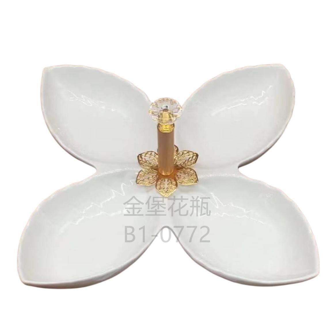 Pure white fruit plate, hand-held multi-compartment fruit plate, design sense, four-grid pure white ceramic, restaurant food multi-compartment splicing plate, decorative item, golden castle vase Application Scenario