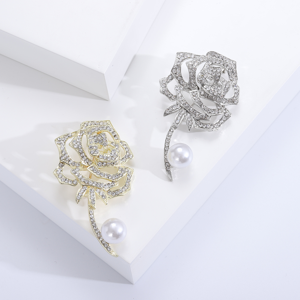 Chanel style luxurious and elegant rose brooch, pearl accessories, high-end shawl buckle, Japanese and Korean flower brooch, women's water diamond rose brooch, high-end women's design sense, niche coat brooch, elegant suit sweater, brooch accessories