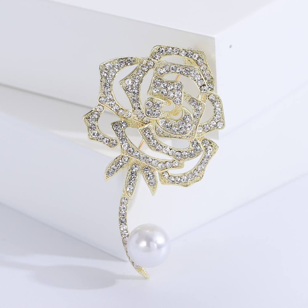 Chanel style luxurious and elegant rose brooch, pearl accessories, high-end shawl buckle, Japanese and Korean flower brooch, women's water diamond rose brooch, high-end women's design sense, niche coat brooch, elegant suit sweater, brooch accessories Item Picture