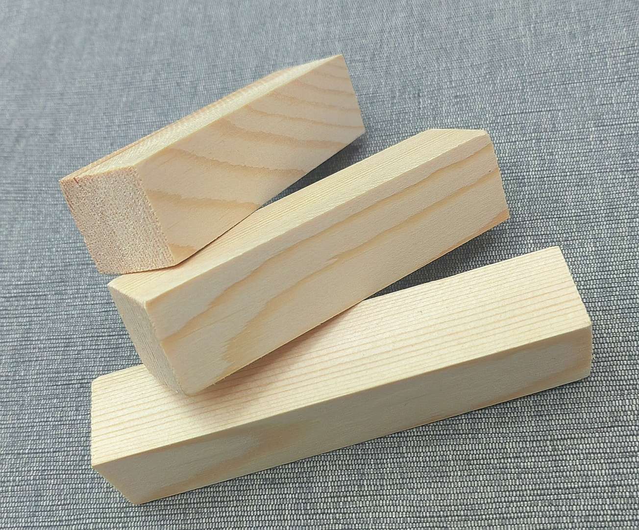 Factory direct sales of wooden business card engraving for beginners to practice. Square orders with discounts on pine wood strips Specification image