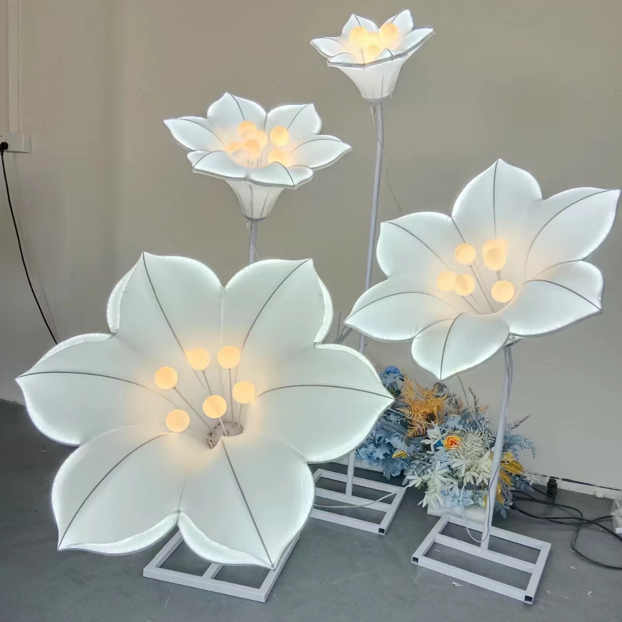 New wedding props: morning glory luminous road lead lights, wedding stage petal lighting background decoration, stage ornaments details Picture