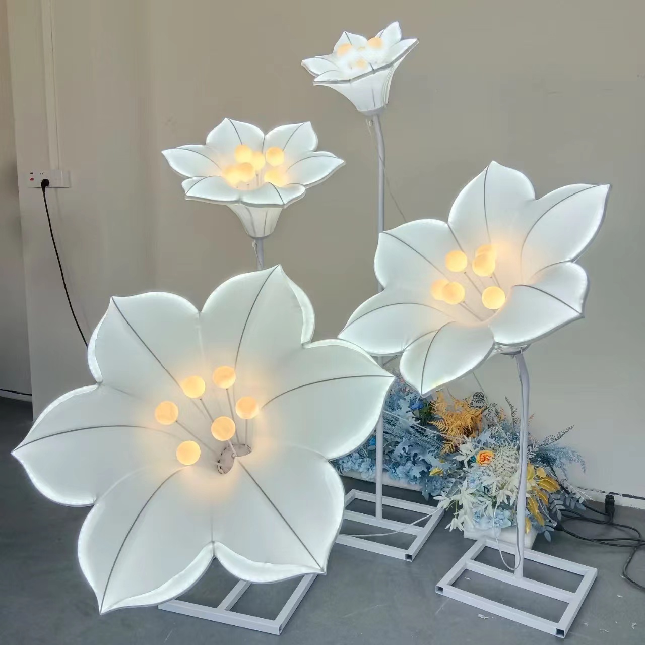 New wedding props: morning glory luminous road lead lights, wedding stage petal lighting background decoration, stage ornaments Specification image