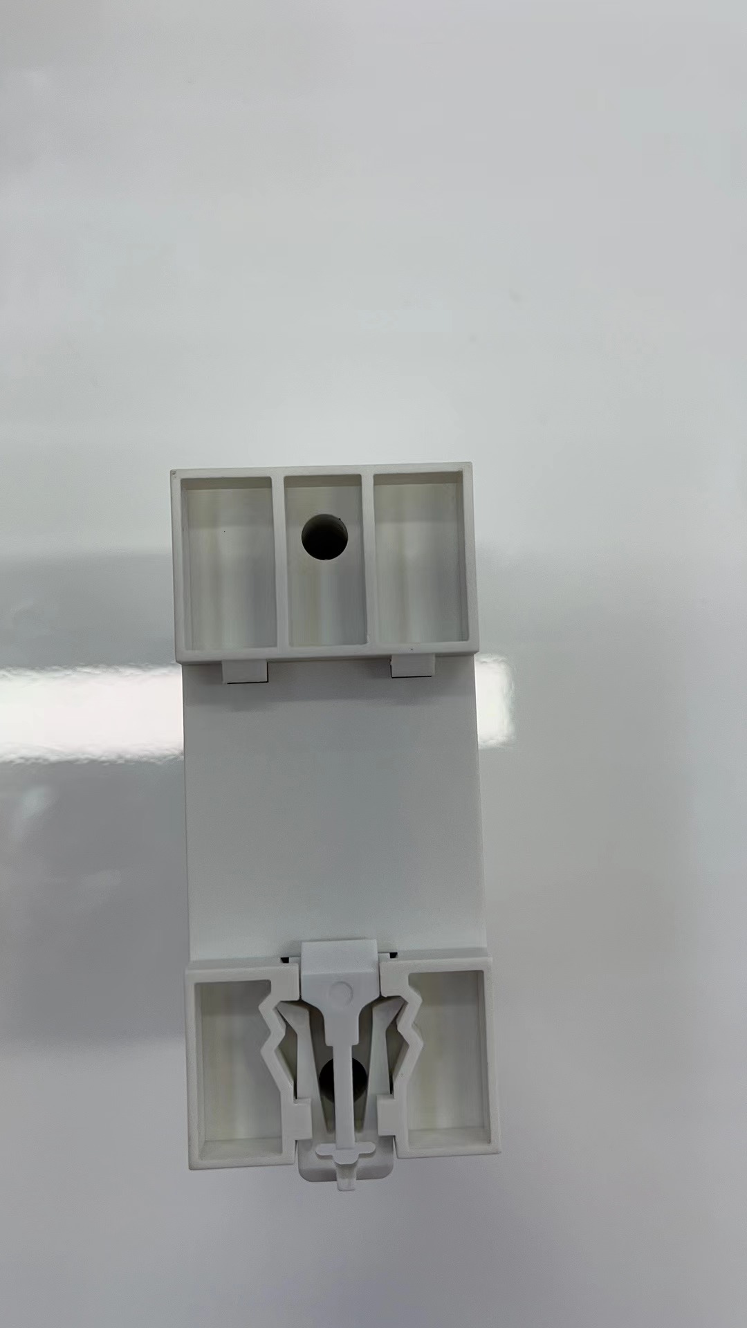 过欠压保护器白底实物图