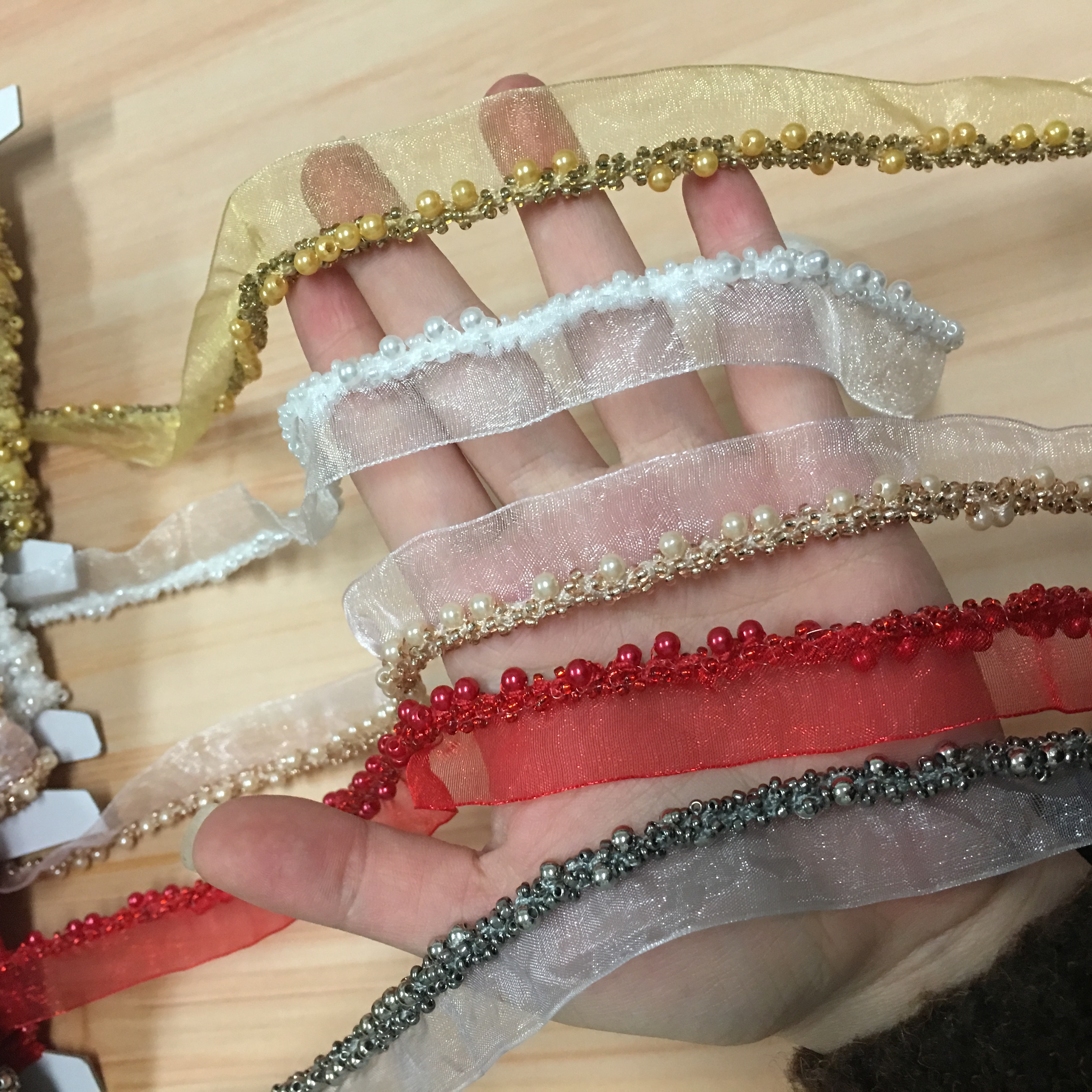 The auxiliary materials are nailed with pearl flower borders, colorful bubble large bead mesh and pearl lace Specification image
